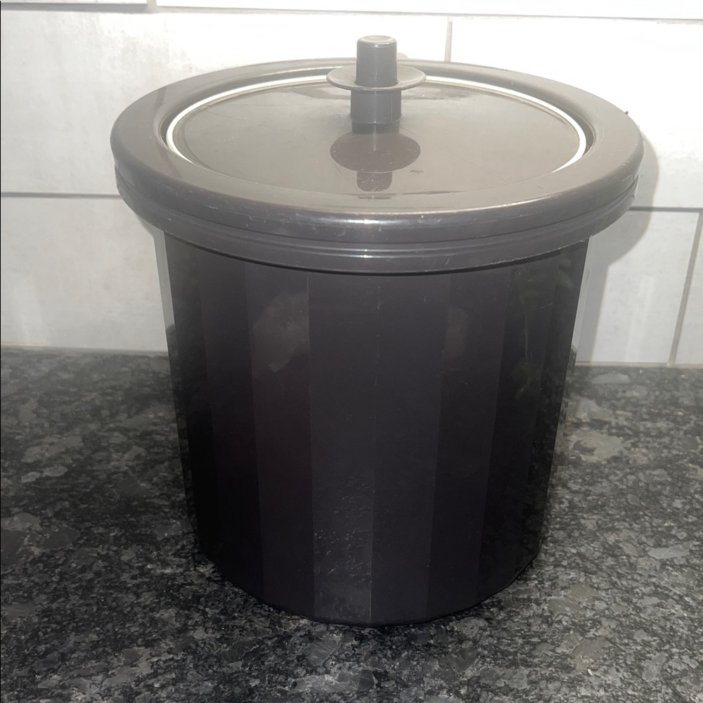 BE COMPANY READY ICE BUCKET by Tupperware. Vintage brown. Insulated. light wear.